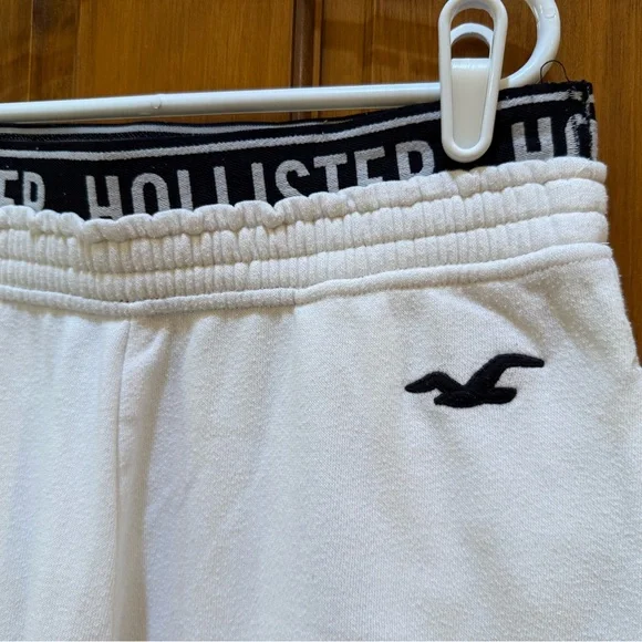 Hollister White Joggers with Elastic Waistband and Relaxed Fit - Picture 3 of 8